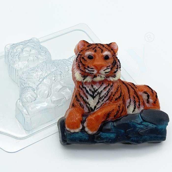 Тигр лежит на камнях форма пластиковая