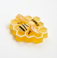 Пчела на сотах пластиковая форма